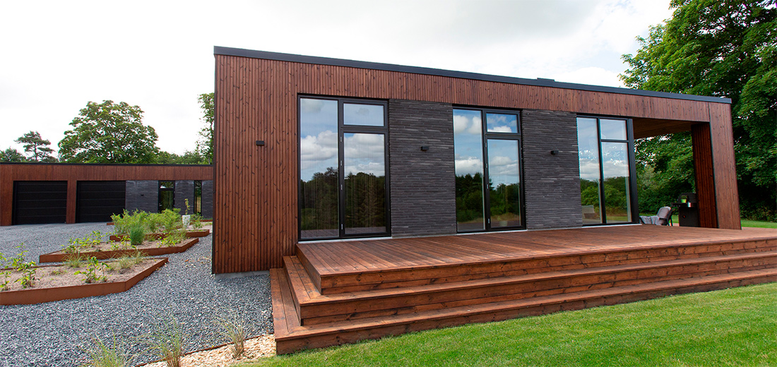Nybygget hus med store sorte vindue elementer | Vinduesgrossisten