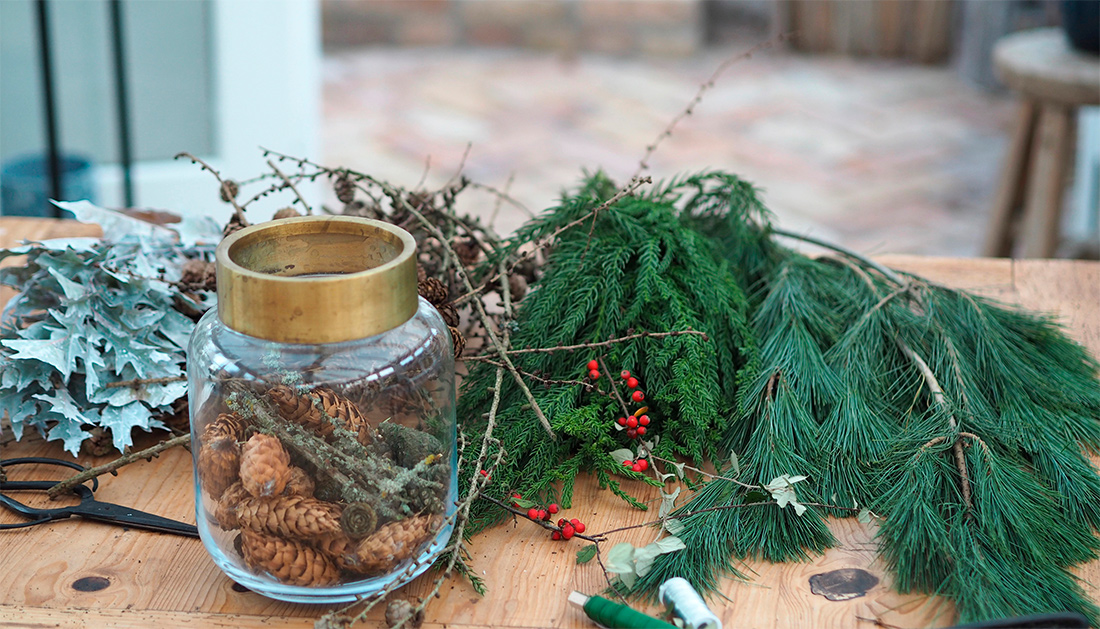 Hjemmelavede dekorationer med gran og kogler til jul